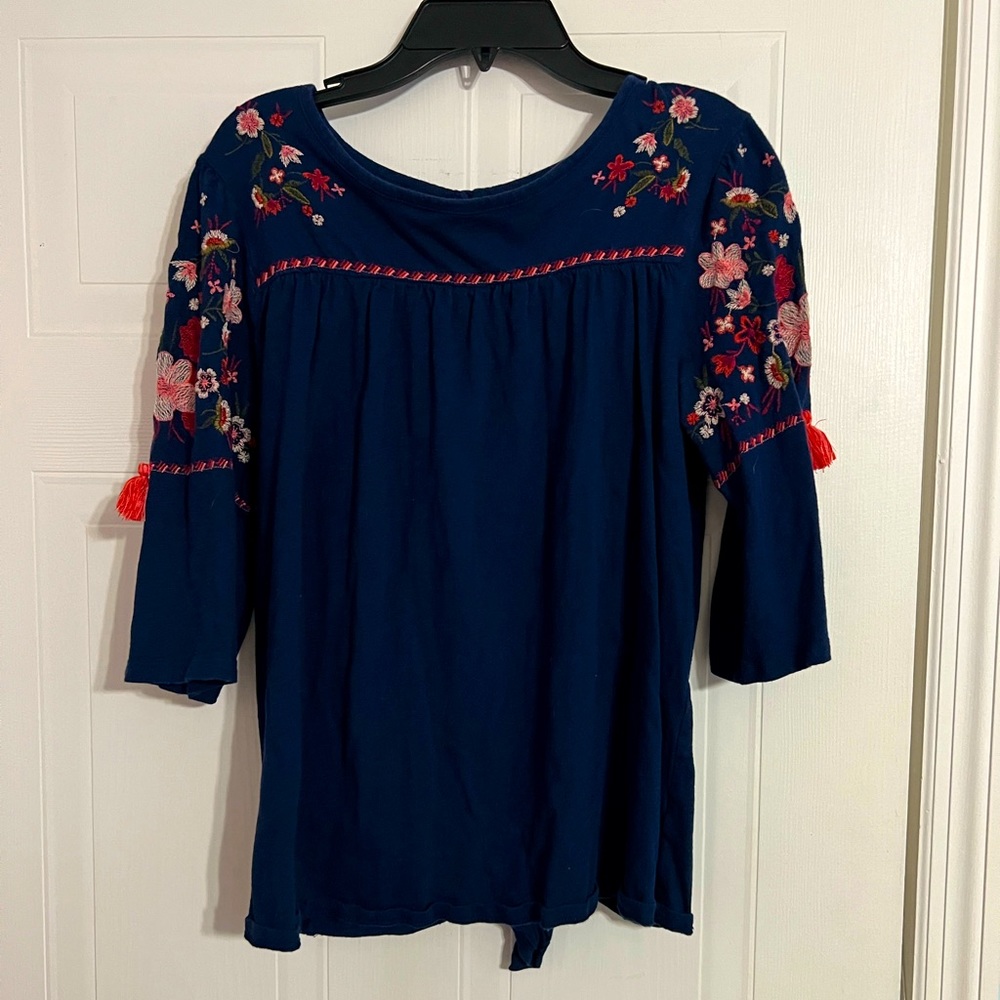 A cute, flowy, navy blue, quarter length sleeve shirt